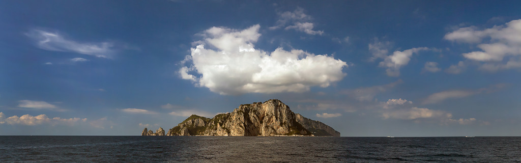 панорама острова Капри, Италия, море и облако
